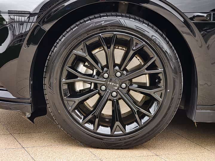 Фото 16 - Zeekr 007