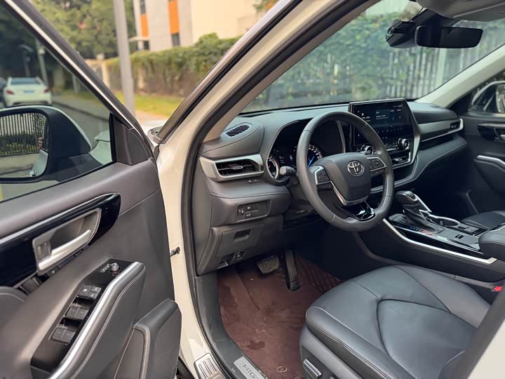 Фото 13 - Toyota Highlander