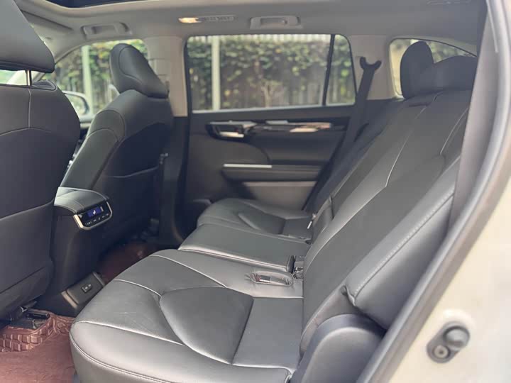 Фото 14 - Toyota Highlander