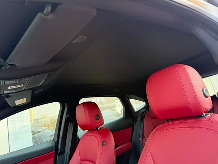 Фото 10 - Jaguar E-Pace