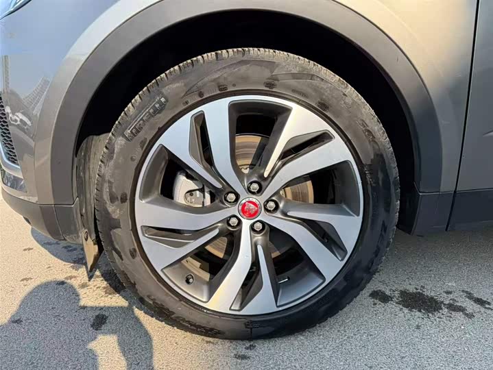 Фото 12 - Jaguar E-Pace