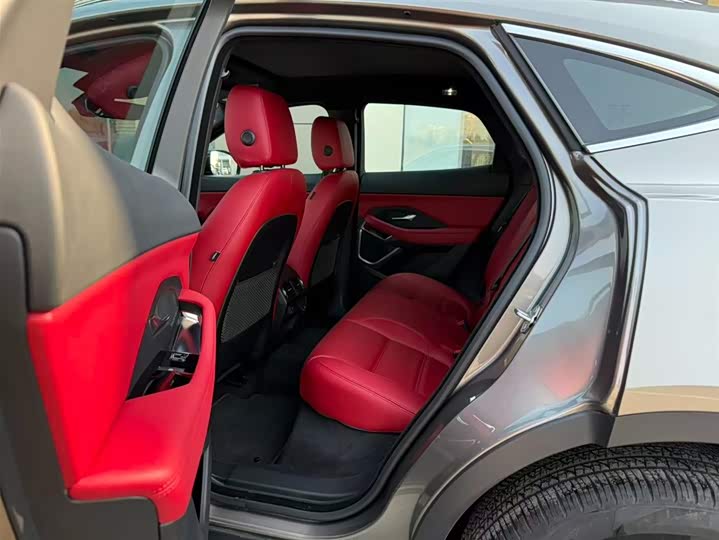 Фото 9 - Jaguar E-Pace