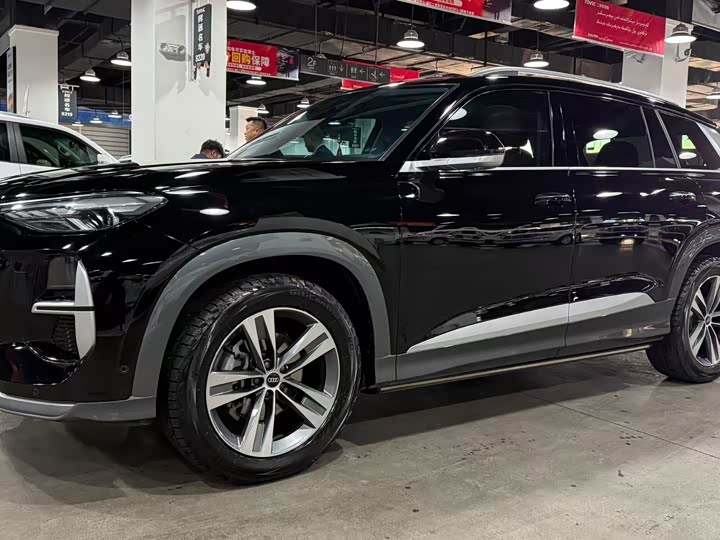 Фото 1 - Audi Q6