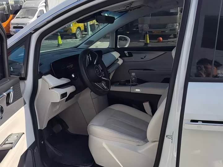 Фото 5 - Buick GL8 Hybrid