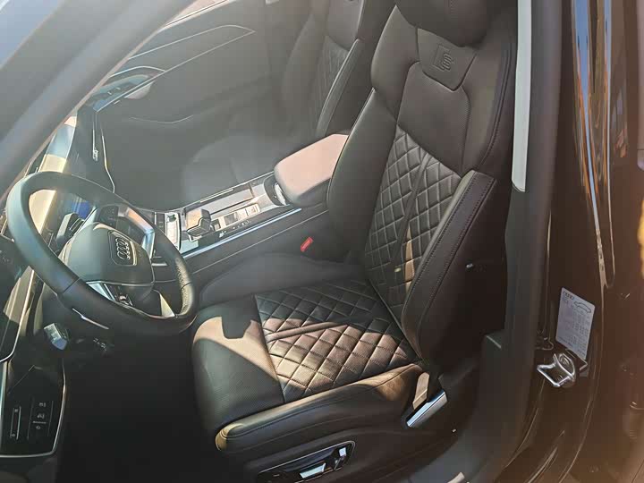 Фото 12 - Audi A8