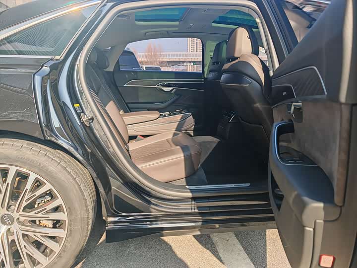 Фото 13 - Audi A8