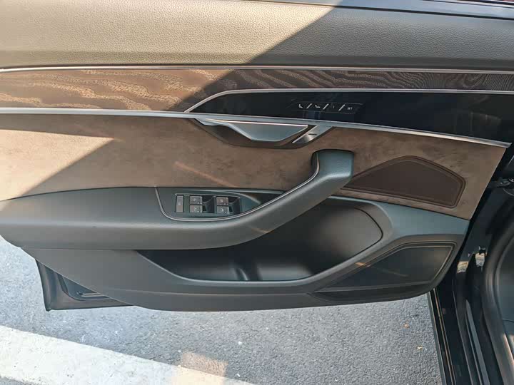 Фото 15 - Audi A8