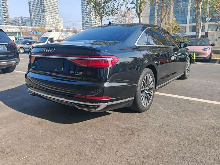 Фото 19 - Audi A8