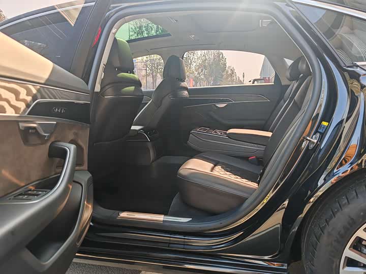 Фото 8 - Audi A8