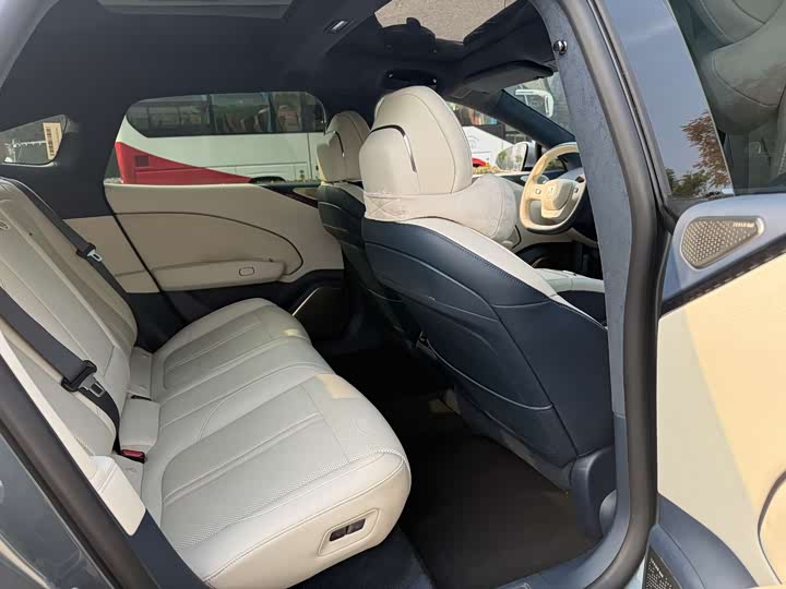 Фото 14 - Zeekr 007