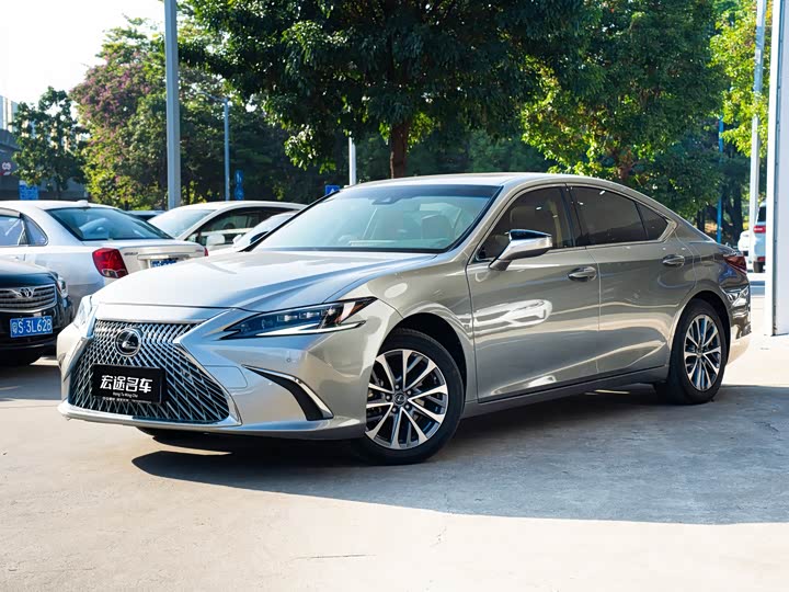 Фото 1 - Lexus ES