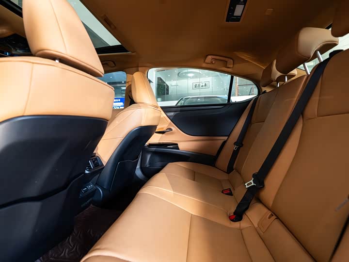 Фото 10 - Lexus ES