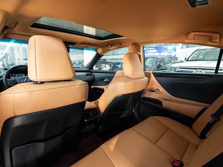 Фото 11 - Lexus ES