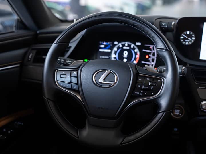 Фото 12 - Lexus ES