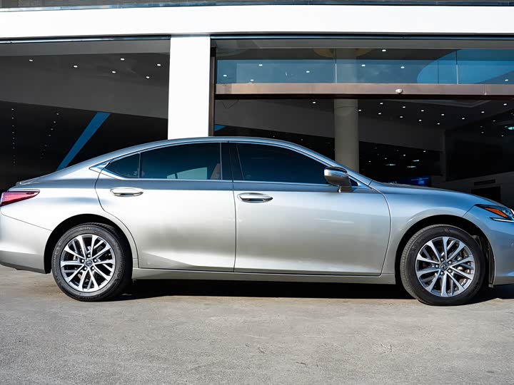 Фото 3 - Lexus ES