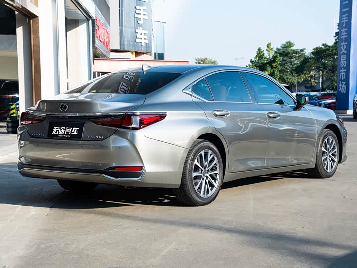 Фото 4 - Lexus ES