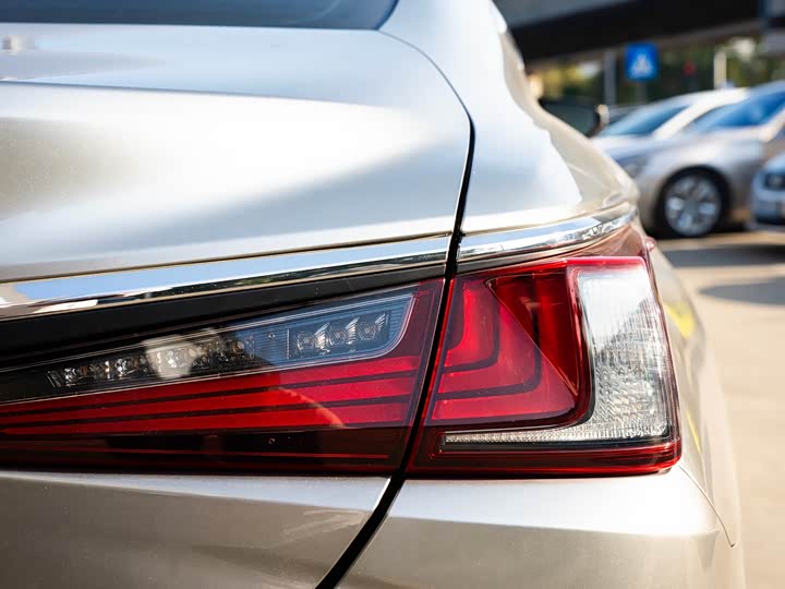 Фото 7 - Lexus ES