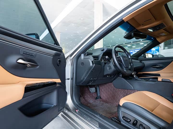 Фото 8 - Lexus ES