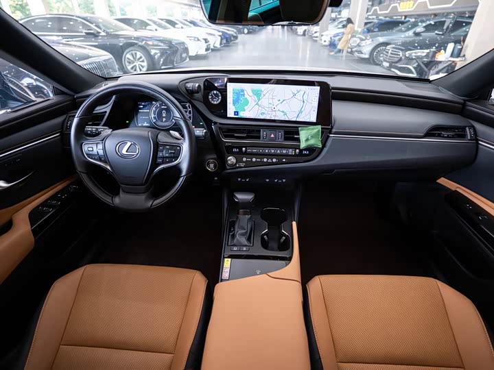 Фото 9 - Lexus ES