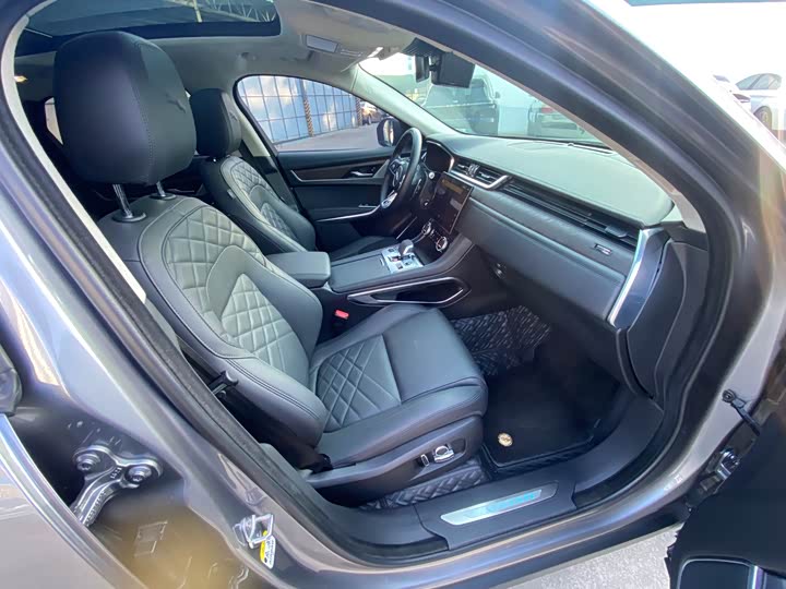 Фото 13 - Jaguar F-Pace