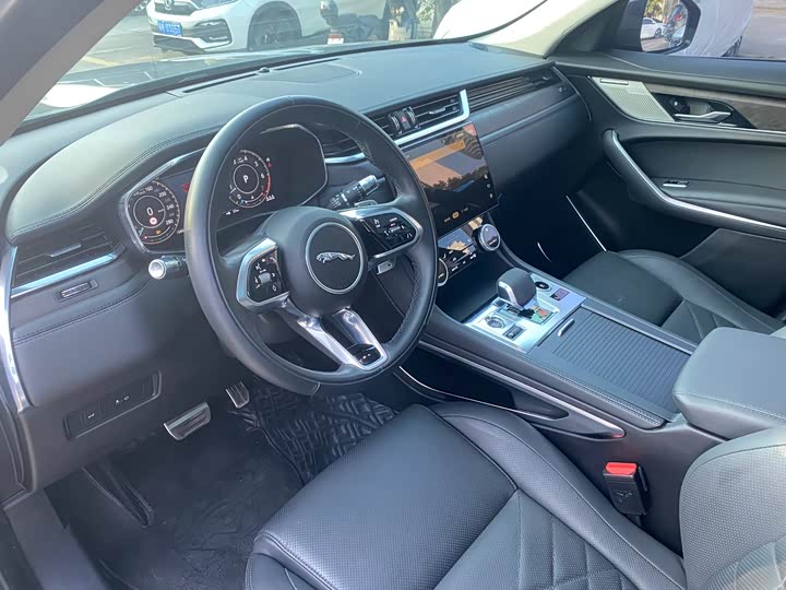 Фото 16 - Jaguar F-Pace