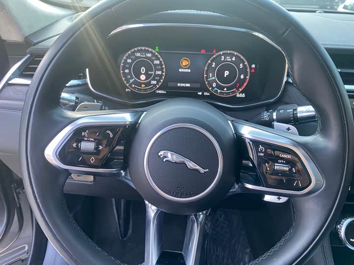 Фото 18 - Jaguar F-Pace