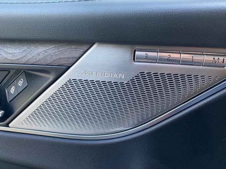 Фото 23 - Jaguar F-Pace