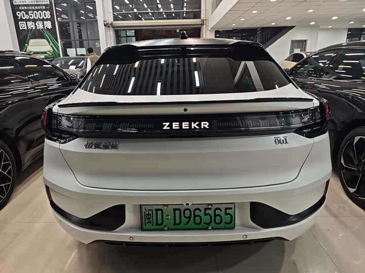 Фото 17 - Zeekr 001