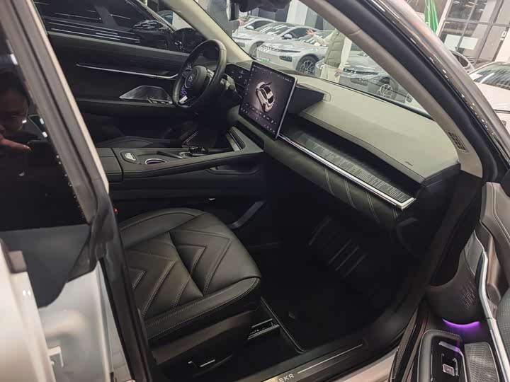 Фото 7 - Zeekr 001