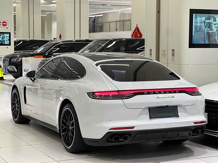 Фото 14 - Porsche Panamera