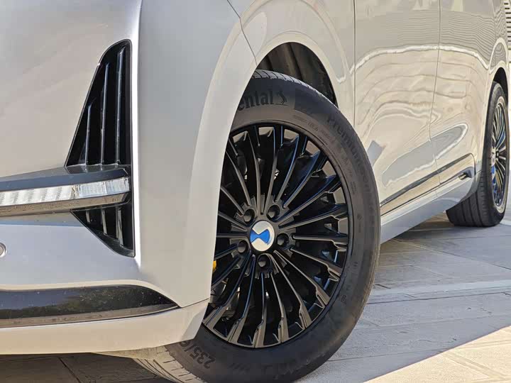 Фото 9 - Denza D9