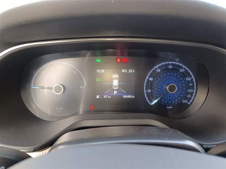 Фото 12 - Hongqi E-QM5