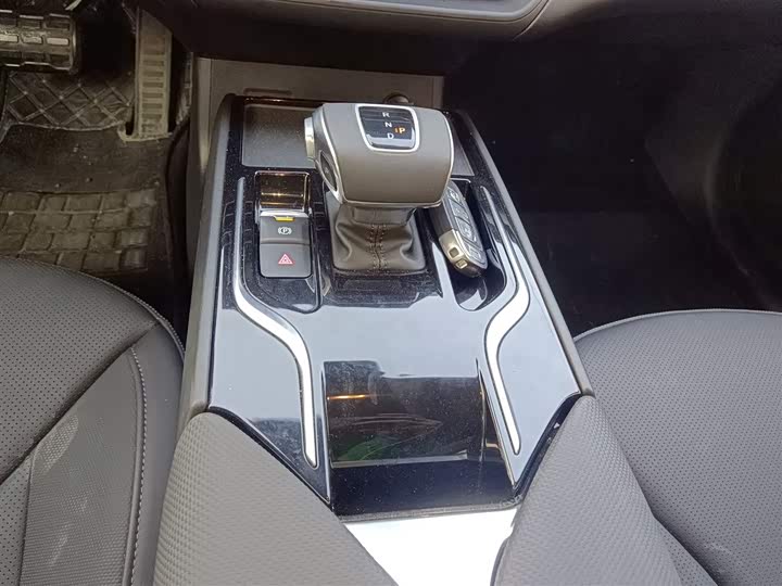 Фото 14 - Hongqi E-QM5