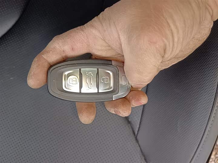 Фото 9 - Hongqi E-QM5