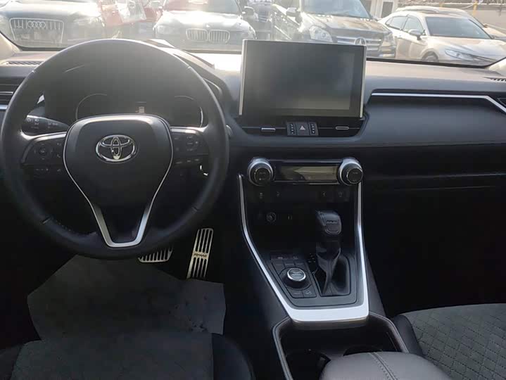 Фото 12 - Toyota RAV4