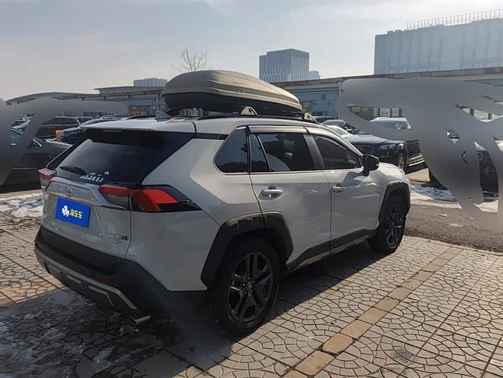 Фото 3 - Toyota RAV4