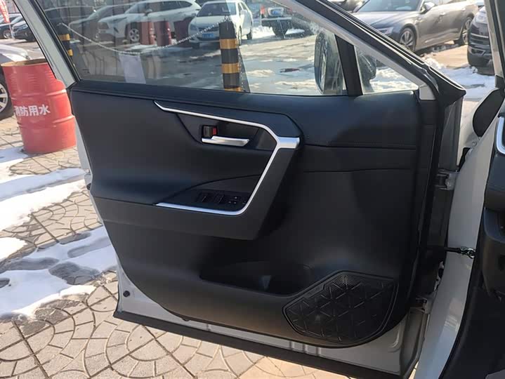 Фото 7 - Toyota RAV4