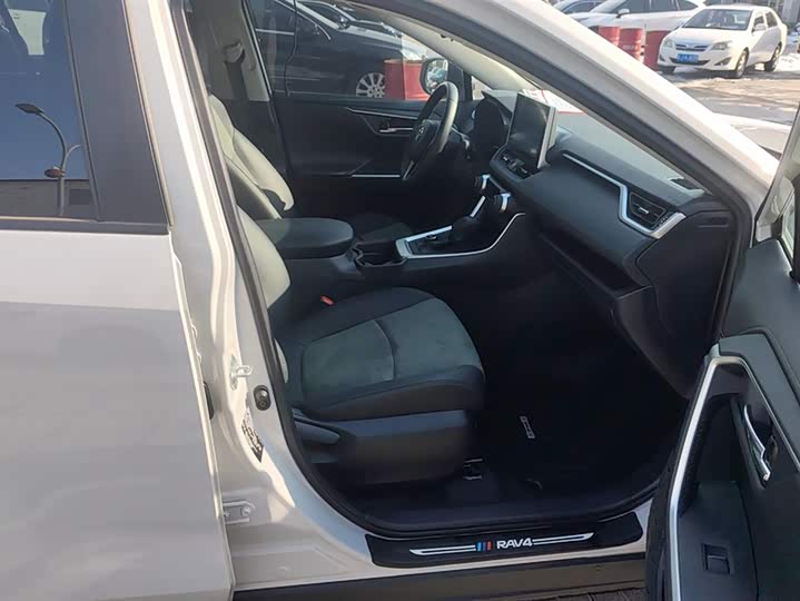 Фото 8 - Toyota RAV4