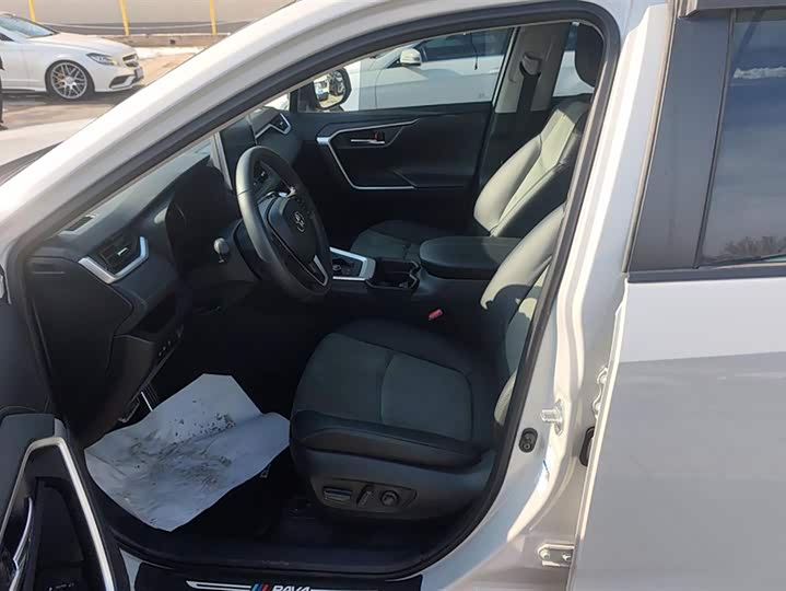 Фото 9 - Toyota RAV4