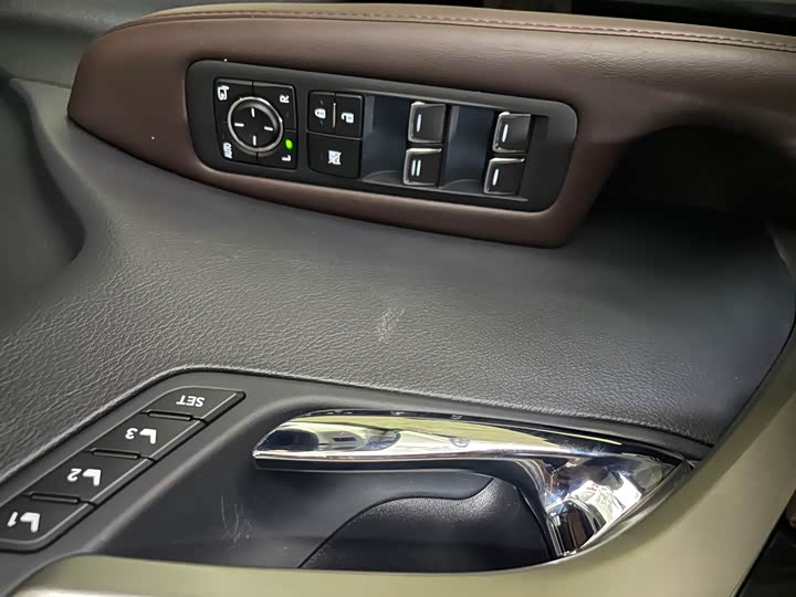 Фото 7 - Lexus RX