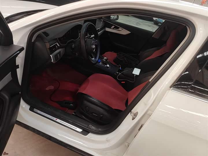 Фото 15 - Audi A4L