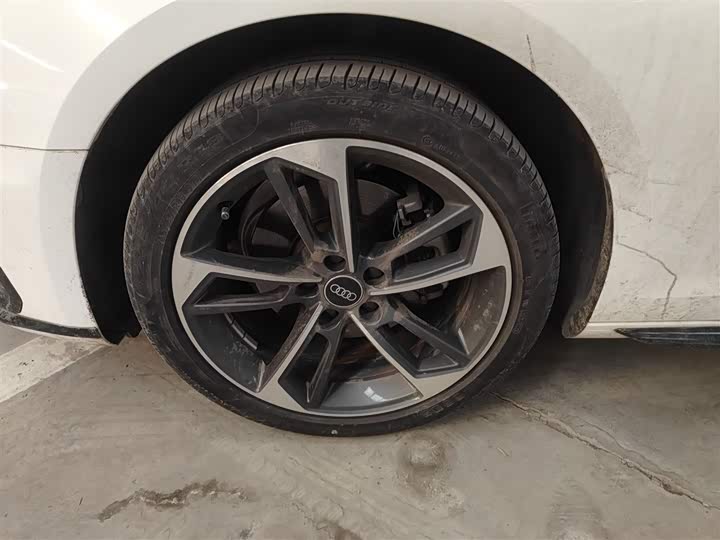 Фото 23 - Audi A4L