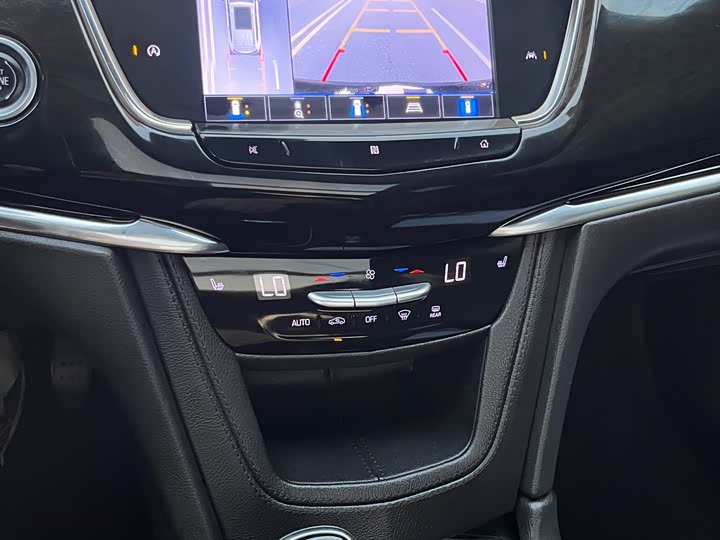 Фото 16 - Cadillac XT6