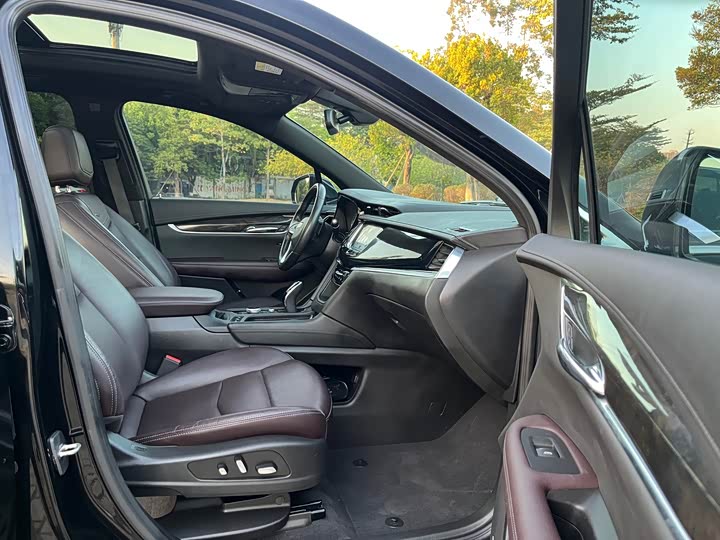 Фото 8 - Cadillac XT6