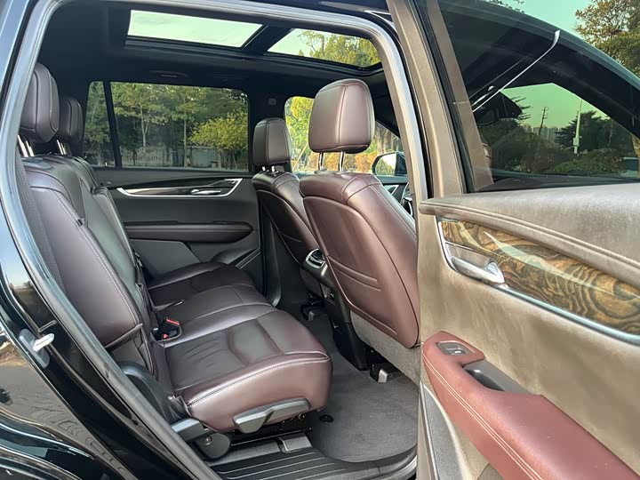 Фото 9 - Cadillac XT6