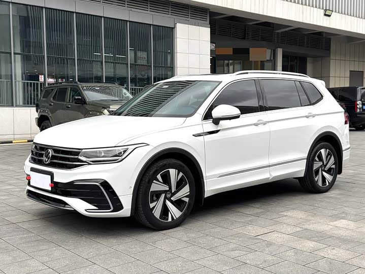 Фото 1 - Volkswagen Tiguan L Pro