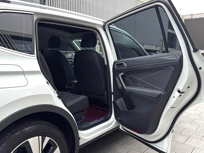 Фото 11 - Volkswagen Tiguan L Pro