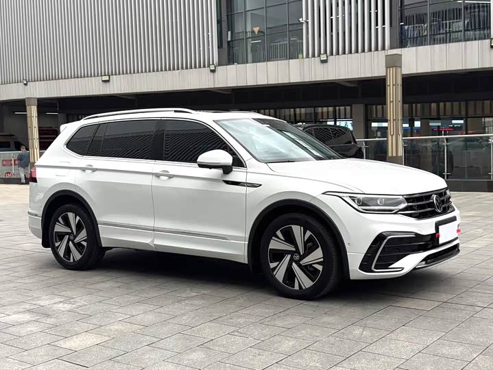 Фото 3 - Volkswagen Tiguan L Pro