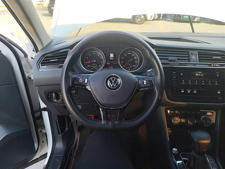 Фото 11 - Volkswagen Tiguan L Pro