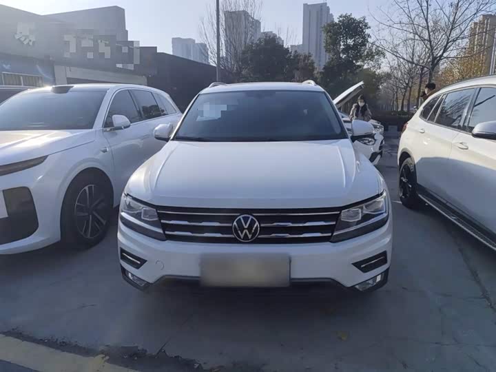Фото 3 - Volkswagen Tiguan L Pro